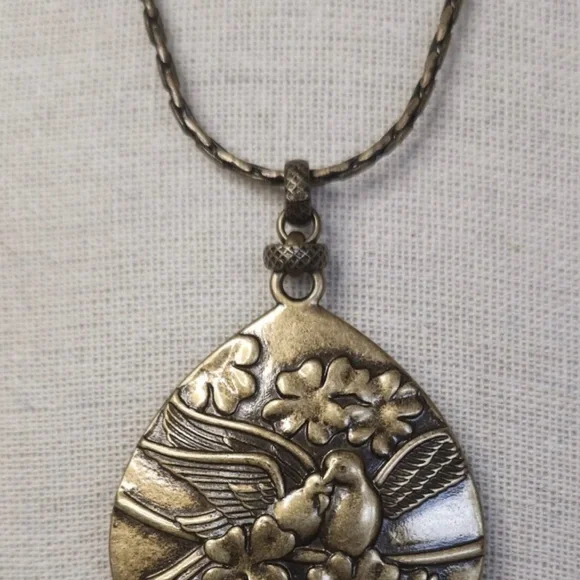 VTG RARE unique Abalone  Antique Gold Tone Doublesided Pendant With Birds - Picture 3 of 6